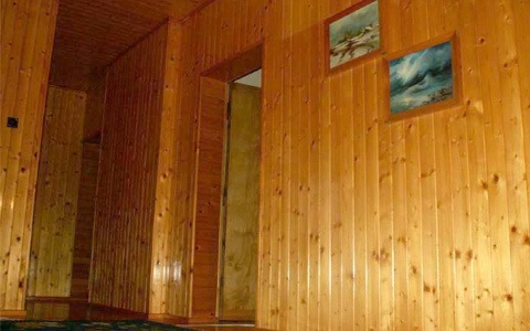 Boazeria na ścianie w mieszkaniu