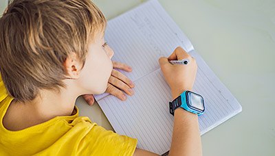 Niebieski zegarek dziecięcy z GPS