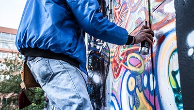 Malowanie graffiti na ścianie mobile