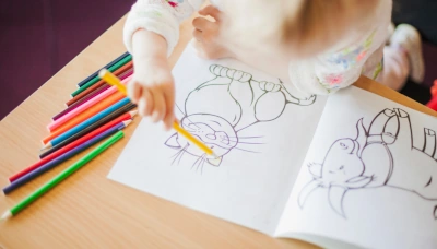 Małe dziecko koloruje kolorowankę