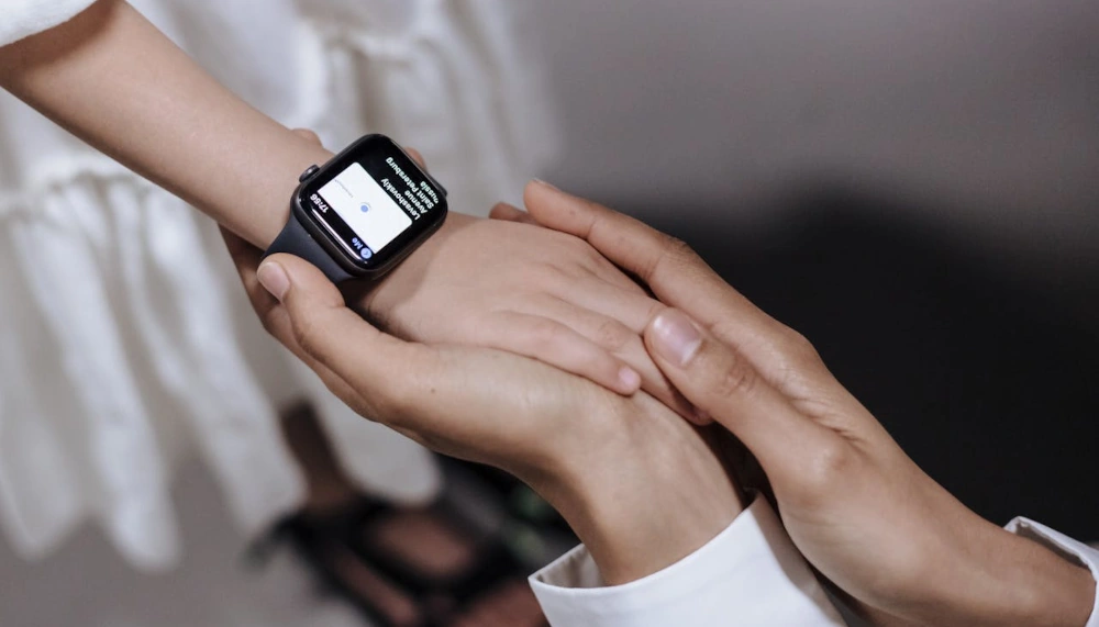 Jak wybrać bezpieczny i funkcjonalny smartwatch dla najmłodszych baner